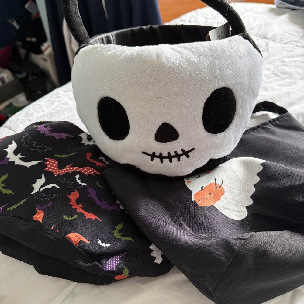 Plush Skull Trick-or-Treat Bucket - Black & White Halloween Candy Bag